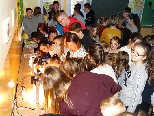  Grafika #18: Prelekcja na temat ograniczenia zużycia energii w budynkach uzyteczności publicznej.